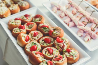 Güzel yemek ziyafet tablo çeşitli farklı yemek aperatifler ve mezeler kurumsal Noel Doğum günü partisi olay veya düğün celebratio ile dekore edilmiş