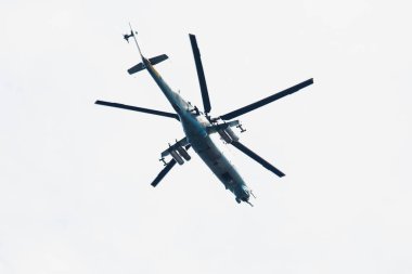 Rus askeri helikopter uçuş havadaki helikopter filosu oluşumu sırasında