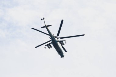 Rus askeri helikopter uçuş havadaki helikopter filosu oluşumu sırasında