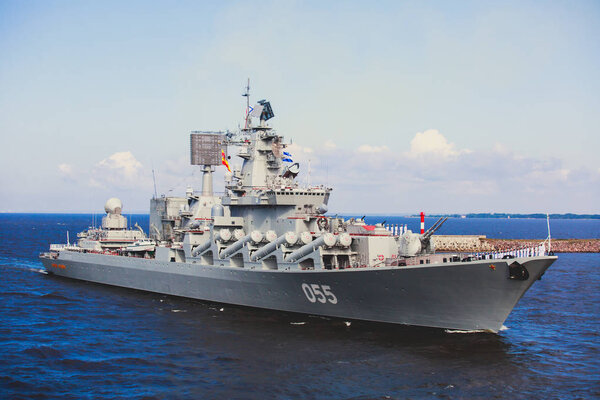 Линия современных российских военных кораблей линейные военные корабли в ряд, северный флот и Балтийский морской флот в открытом море
