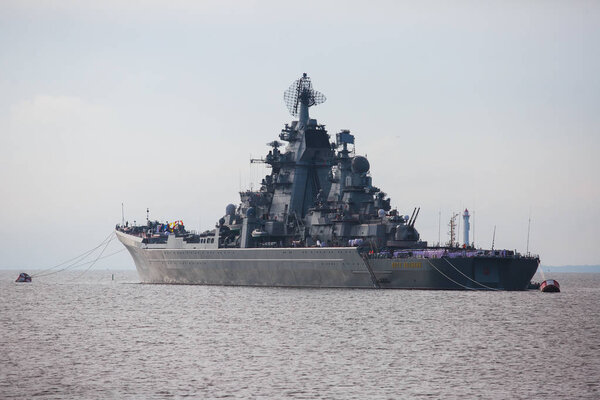 Линия современных российских военных кораблей линейные военные корабли в ряд, северный флот и балтийский морской флот в открытом море
