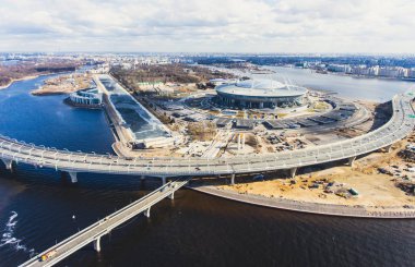 Finlandiya Körfezi, Saint-Petersburg, Rusya Federasyonu, kuş bakışı manzaralar bir stadyum, Batı hızlı çapı ve askılı köprü, güzel havadan görünümden quadrocopter görünümünden robot fligh