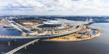 Finlandiya Körfezi, Saint-Petersburg, Rusya Federasyonu, kuş bakışı manzaralar bir stadyum, Batı hızlı çapı ve askılı köprü, güzel havadan görünümden quadrocopter görünümünden robot fligh