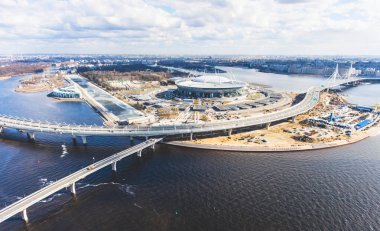Finlandiya Körfezi, Saint-Petersburg, Rusya Federasyonu, kuş bakışı manzaralar bir stadyum, Batı hızlı çapı ve askılı köprü, güzel havadan görünümden quadrocopter görünümünden robot fligh