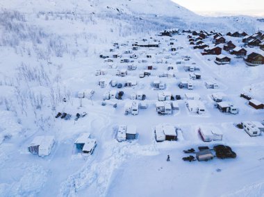 Hava kış görünümü kamp karavan, karavan parkı yerleştirin ve kabin yazlık evler, Norwa ile sınırı yakınındaki kuzey İsveç
