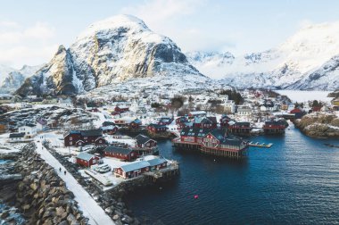 Balıkçılık köyü A, Norveç, Lofoten Adaları, manzarası, dağlar, kırmızı balık tutma kabin, Moskenesoya, Nordlan ile ünlü balıkçı köyü ile güzel süper geniş açı kış karlı manzara
