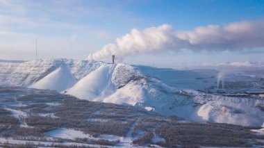 İsveç 'in en kuzeyindeki şehir olan Kiruna' nın kış manzarası. Kışın insansız hava aracından çekilmiş güneşli bir görüntü.