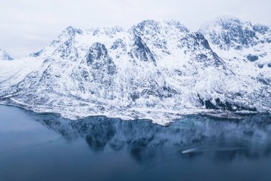Lofoten Adaları, Nordland, Norway, hava kış manzarası ile fiyort, yol ve dağlar, dron vurdu