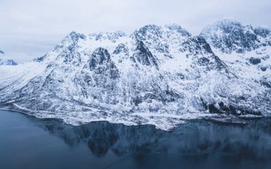 Lofoten Adaları, Nordland, Norway, hava kış manzarası ile fiyort, yol ve dağlar, dron vurdu