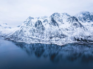 Lofoten Adaları, Nordland, Norway, hava kış manzarası ile fiyort, yol ve dağlar, dron vurdu