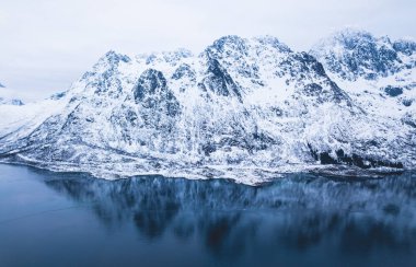 Lofoten Adaları, Nordland, Norway, hava kış manzarası ile fiyort, yol ve dağlar, dron vurdu