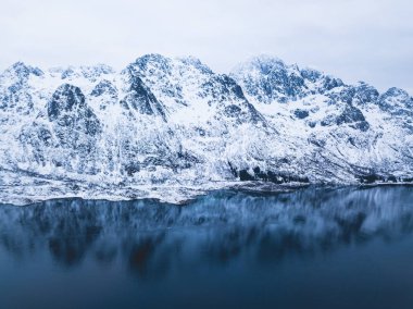 Lofoten Adaları, Nordland, Norway, hava kış manzarası ile fiyort, yol ve dağlar, dron vurdu