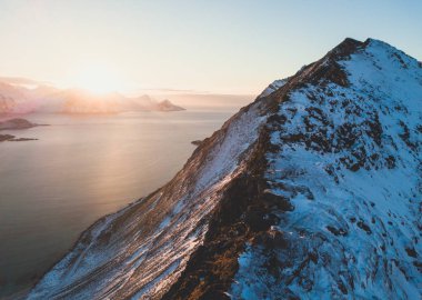 Norveç Kış güneşli manzara mavi gökyüzü manzaralı dağlar, fiyort, Norveç, Ryten tepe - Lofoten Adaları, Moskenes Belediyesi, Nordland, ünlü dağ dron vurdu