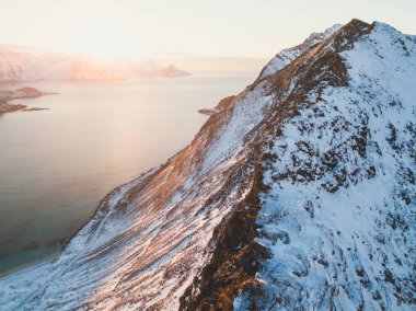Norveç Kış güneşli manzara mavi gökyüzü manzaralı dağlar, fiyort, Norveç, Ryten tepe - Lofoten Adaları, Moskenes Belediyesi, Nordland, ünlü dağ dron vurdu
