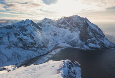 Norveç Kış güneşli manzara mavi gökyüzü manzaralı dağlar, fiyort, Norveç, Ryten tepe - Lofoten Adaları, Moskenes Belediyesi, Nordland, ünlü dağ dron vurdu