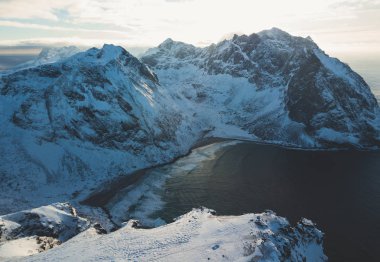 Norveç Kış güneşli manzara mavi gökyüzü manzaralı dağlar, fiyort, Norveç, Ryten tepe - Lofoten Adaları, Moskenes Belediyesi, Nordland, ünlü dağ dron vurdu