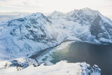 Norveç Kış güneşli manzara mavi gökyüzü manzaralı dağlar, fiyort, Norveç, Ryten tepe - Lofoten Adaları, Moskenes Belediyesi, Nordland, ünlü dağ dron vurdu