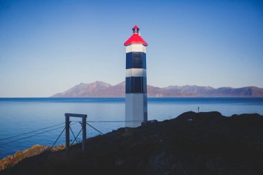 Dağlar ve arka planda fjord ile Norveç ' in fener görünümünü