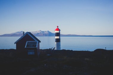 Dağlar ve arka planda fjord ile Norveç ' in fener görünümünü