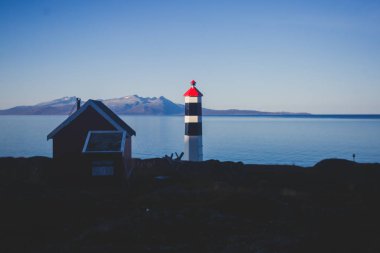 Dağlar ve arka planda fjord ile Norveç ' in fener görünümünü