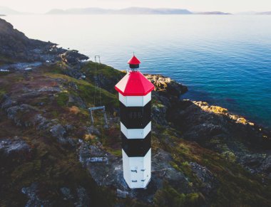 Dağlar ve arka planda fjord ile Norveç ' in fener görünümünü
