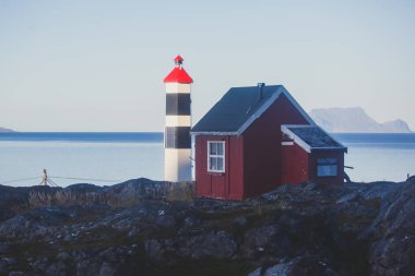 Dağlar ve arka planda fjord ile Norveç ' in fener görünümünü