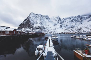 Güzel süper geniş açı kış karlı manzara manzarası, dağlar, kırmızı balık tutma kabin, Moskenesoya, Nordlan ile ünlü balıkçı köyü ile Reine, Norveç, Lofoten Adaları