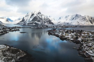 Güzel kış karlı geniş açı yaz hava görünümünü manzarası, dağlar, dron vurdu ünlü balıkçı köyü kırmızı balık tutma kabinleri, Moskenesoya, Nordland, ile Reine, Norveç, Lofoten Adaları