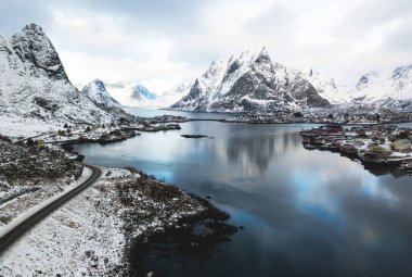 Güzel kış karlı geniş açı yaz hava görünümünü manzarası, dağlar, dron vurdu ünlü balıkçı köyü kırmızı balık tutma kabinleri, Moskenesoya, Nordland, ile Reine, Norveç, Lofoten Adaları