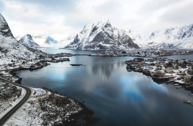 Güzel kış karlı geniş açı yaz hava görünümünü manzarası, dağlar, dron vurdu ünlü balıkçı köyü kırmızı balık tutma kabinleri, Moskenesoya, Nordland, ile Reine, Norveç, Lofoten Adaları