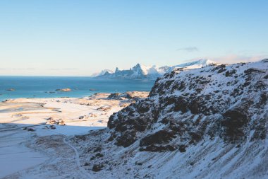 Ryten dağ ve Kvalvika beach, yürüyüşçüler ve dağların etrafında, güneşli kış günü grupları ile giderken Kuzey Norveç, Lofoten Adaları, Nordland, dağ manzarası görünümünü