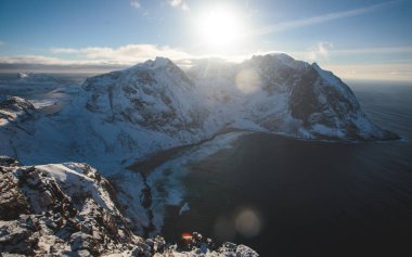 Ryten dağ ve Kvalvika beach, yürüyüşçüler ve dağların etrafında, güneşli kış günü grupları ile giderken Kuzey Norveç, Lofoten Adaları, Nordland, dağ manzarası görünümünü