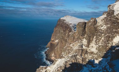 Ryten dağ ve Kvalvika beach, yürüyüşçüler ve dağların etrafında, güneşli kış günü grupları ile giderken Kuzey Norveç, Lofoten Adaları, Nordland, dağ manzarası görünümünü