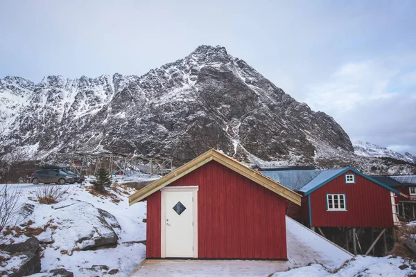 Balıkçılık köyü A, Norveç, Lofoten Adaları, manzarası, dağlar, kırmızı balık tutma kabin, Moskenesoya, Nordlan ile ünlü balıkçı köyü ile güzel süper geniş açı kış karlı manzara