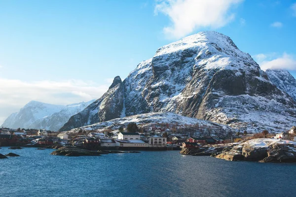Balıkçılık Köyü Norveç Lofoten Adaları Manzarası Dağlar Kırmızı Balık Tutma — Stok fotoğraf