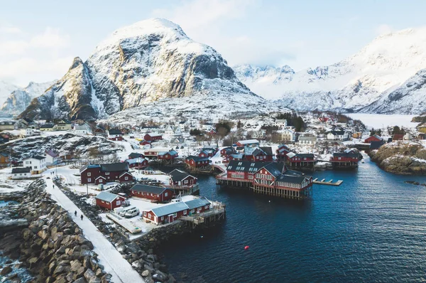 スカイライン 赤釣り小屋 Moskenesoya Nordlan と有名な漁村の村は ノルウェー ロフォーテン諸島を釣りの超広角冬雪に覆われた景色 — ストック写真