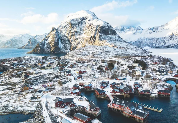 Balıkçılık Köyü Norveç Lofoten Adaları Manzarası Dağlar Kırmızı Balık Tutma — Stok fotoğraf