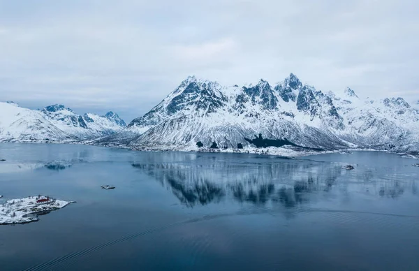 罗弗敦群岛 Nordland 公路和山脉 从无人机拍摄的空中冬季景观 — 图库照片