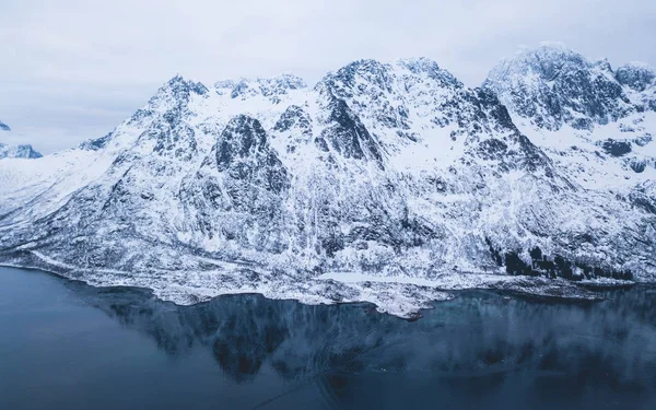 罗弗敦群岛 Nordland 公路和山脉 从无人机拍摄的空中冬季景观 — 图库照片