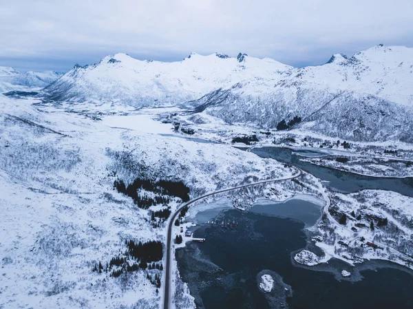 ドローンからフィヨルド ヌールラン県 ノルウェーのロフォーテン諸島の航空冬景色のショット — ストック写真