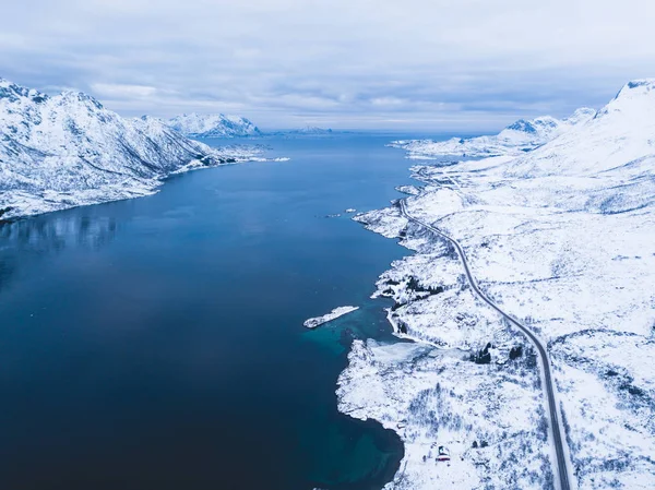 罗弗敦群岛 Nordland 公路和山脉 从无人机拍摄的空中冬季景观 — 图库照片