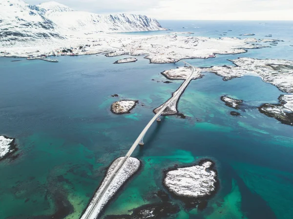 罗弗敦群岛 Nordland 桥梁和山脉的空中冬季景观 从无人机拍摄 — 图库照片