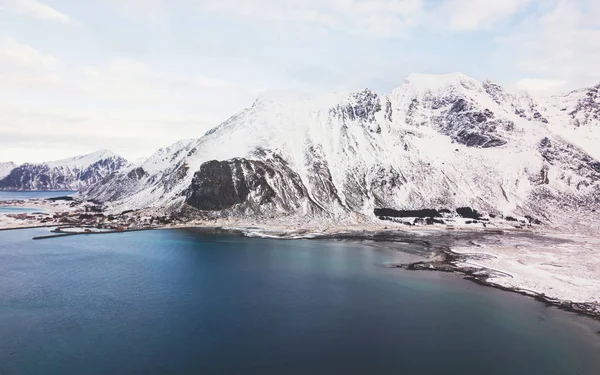 ドローンからフィヨルド ヌールラン県 ノルウェーのロフォーテン諸島の航空冬景色のショット — ストック写真