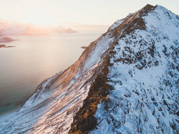 Inverno Norueguês Ensolarado Paisagem Montesa Azul Céu Vista Com Montanhas — Fotografia de Stock