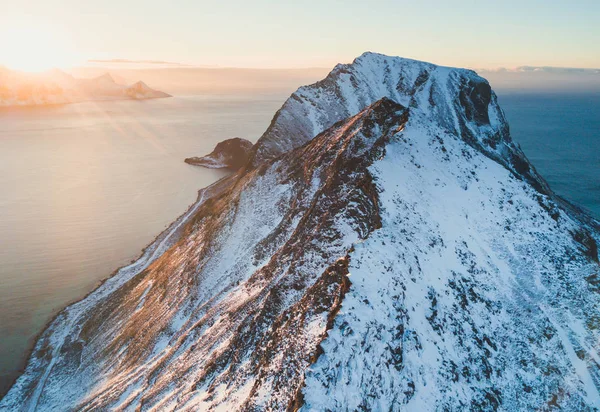 Norweski Zima Słoneczny Góry Krajobraz Niebieski Niebo Widok Góry Fjord — Zdjęcie stockowe