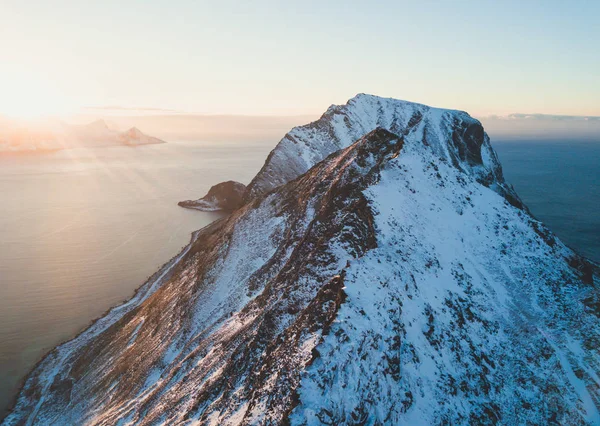 Norweski Zima Słoneczny Góry Krajobraz Niebieski Niebo Widok Góry Fjord — Zdjęcie stockowe