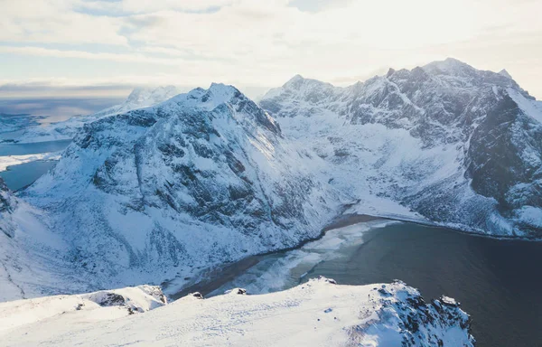 Norweski Zima Słoneczny Góry Krajobraz Niebieski Niebo Widok Góry Fjord — Zdjęcie stockowe