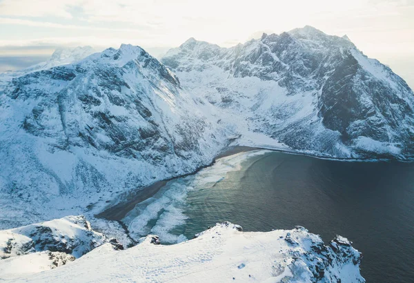 挪威冬季阳光明媚的山景蓝天景观与山脉 赖坦峰著名的山在罗弗敦群岛 Moskenes Nordland 从无人机拍摄 — 图库照片