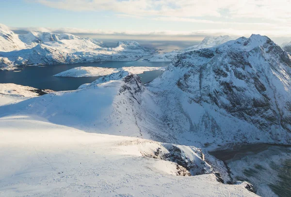 Norweski Zima Słoneczny Góry Krajobraz Niebieski Niebo Widok Góry Fjord — Zdjęcie stockowe