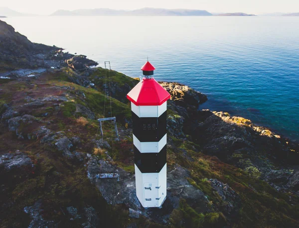 Vista Del Faro Noruega Con Montañas Fiordo Fondo — Foto de Stock